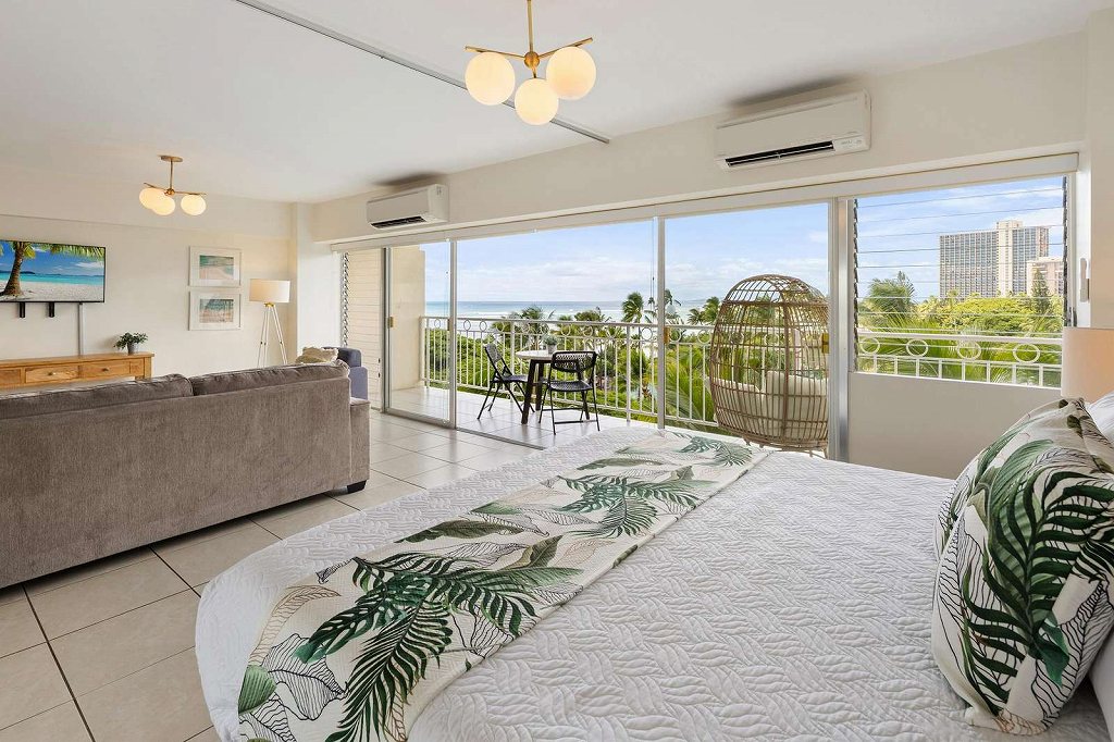 リビングとラナイ、ベッドルーム