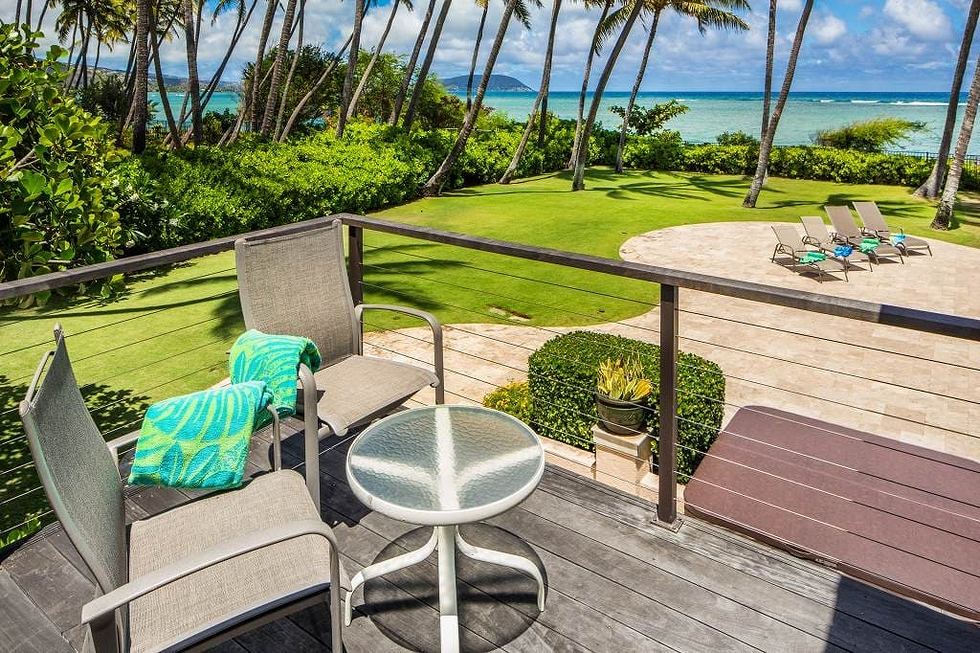 ハワイのバケーションレンタル、貸別荘のラナイと庭