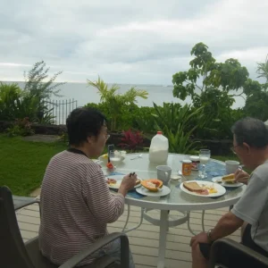 屋外ダイニングテーブルでの朝食