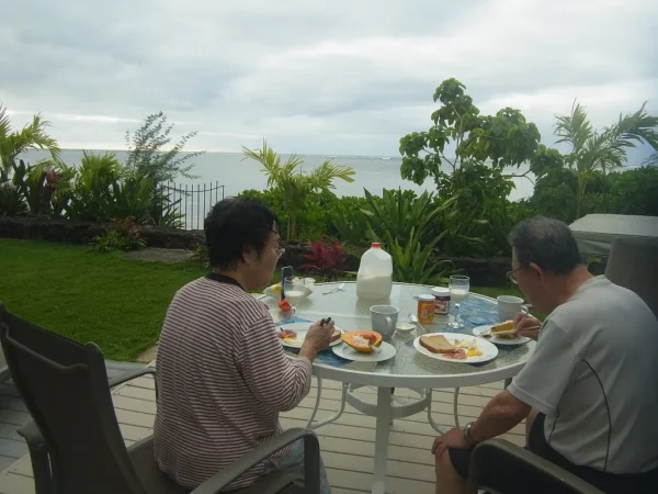 屋外ダイニングテーブルでの朝食