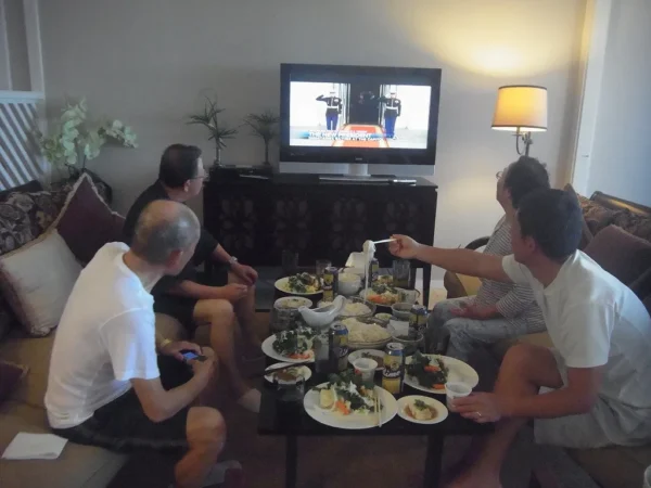 テレビを見ながら食事