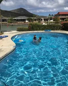 プールで遊ぶ